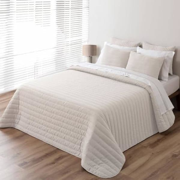 Överkast - PIERRE CARDIN - Beige - 250 x 270 cm - Fin stoppning - 2 kuddfodral ingår