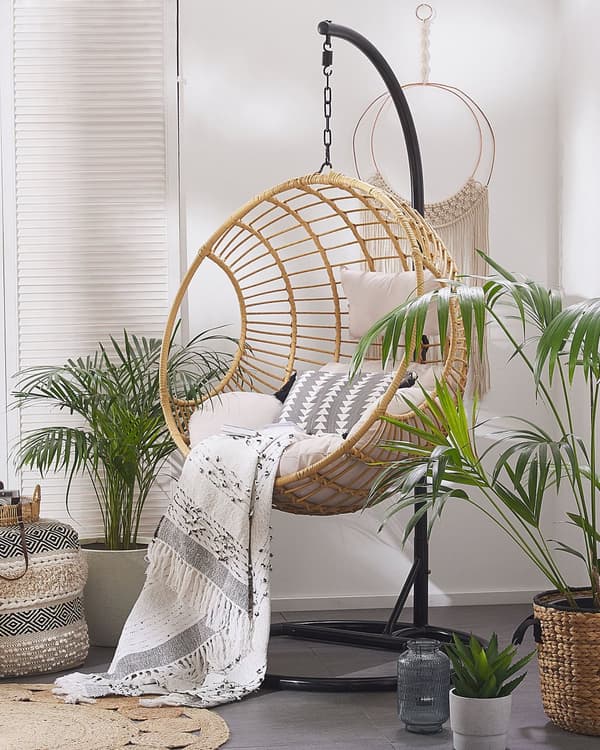 Riipputuoli beige polyrottinki jalustalla pyöreä pehmusteet metallirunko boho tyyli