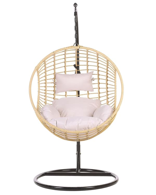 Riipputuoli beige polyrottinki jalustalla pyöreä pehmusteet metallirunko boho tyyli