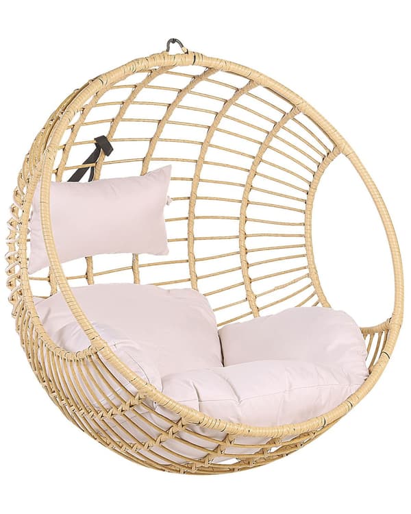 Riipputuoli beige polyrottinki jalustalla pyöreä pehmusteet metallirunko boho tyyli
