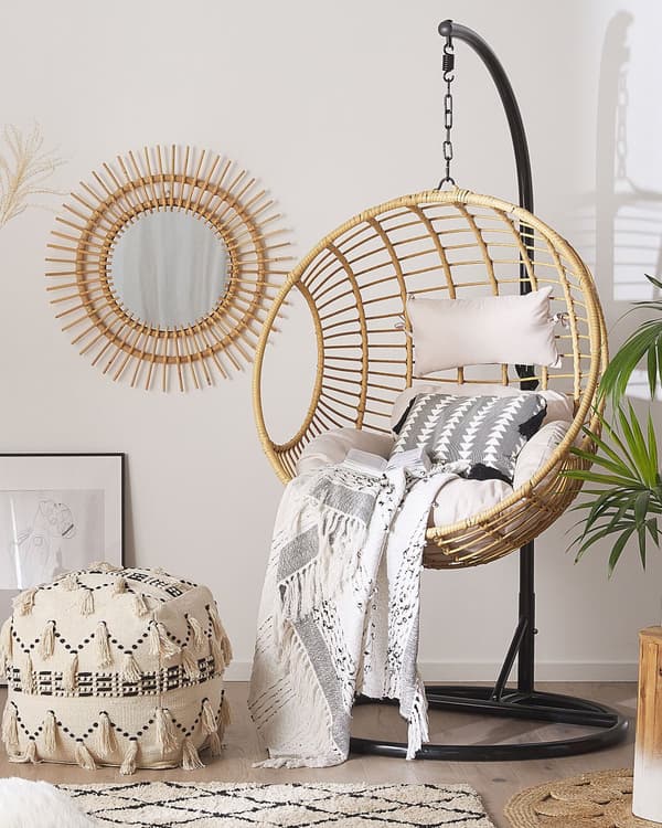 Riipputuoli beige polyrottinki jalustalla pyöreä pehmusteet metallirunko boho tyyli