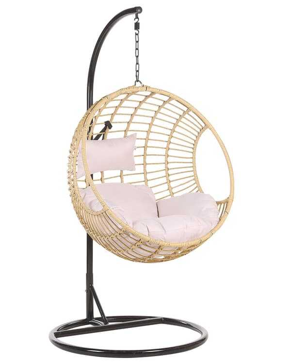 Riipputuoli beige polyrottinki jalustalla pyöreä pehmusteet metallirunko boho tyyli