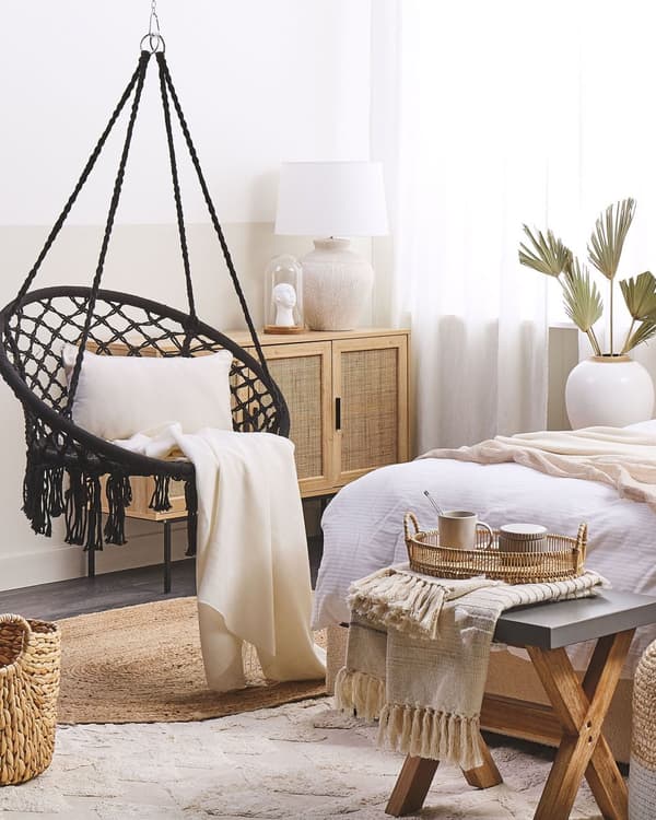 Riippukeinu musta makramee sisätiloihin boho-tyyli