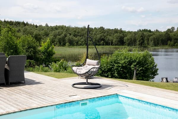 FURNLUX ULKONA ROIKKUVA TUOLI VIDE HARMAA & MUSTA 95CM