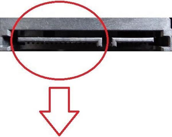 Molex (m) - 4x SATA (v) vinklet med metalklemmesplitter - 0,50 meter