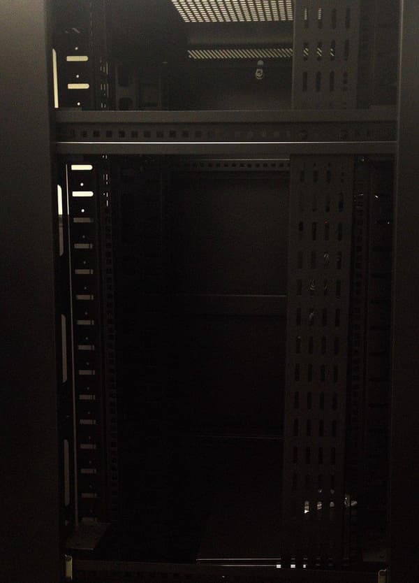 DSIT 47U lodret kabelhåndteringsbakke - 30 cm bred (DS-CABLETRAY-47U-30)