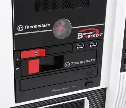 Thermaltake ST0026Z asemapaikkapaneeli 2,5/3,5" Kehyspaneeli Musta, punainen