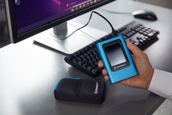 IronKey Vault Privacy 80 - Ulkoinen SSD 960 Gt - Sininen
