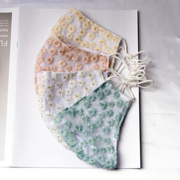 Broderet blomsterstofmaske i bomuld og mesh