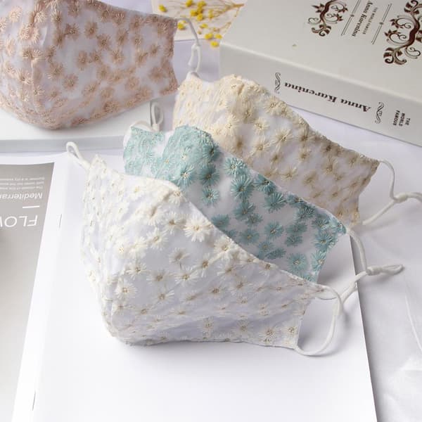 Broderet blomsterstofmaske i bomuld og mesh