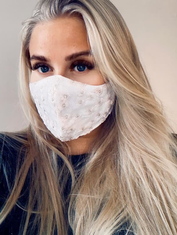 Broderet blomsterstofmaske i bomuld og mesh