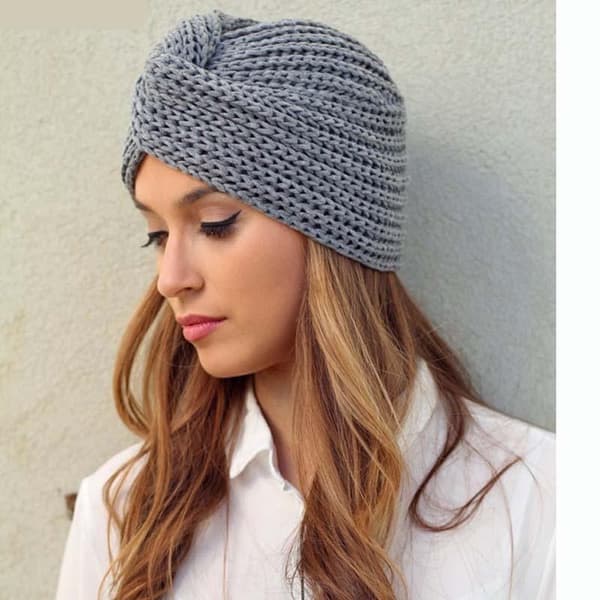 Strikket lue turban perfekt for vinter høsttrend 2022 Grey