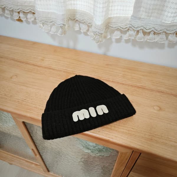 INF Strikket beanie hue