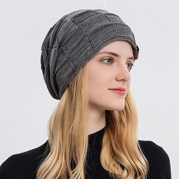 Stickad beanie i polyester – grå