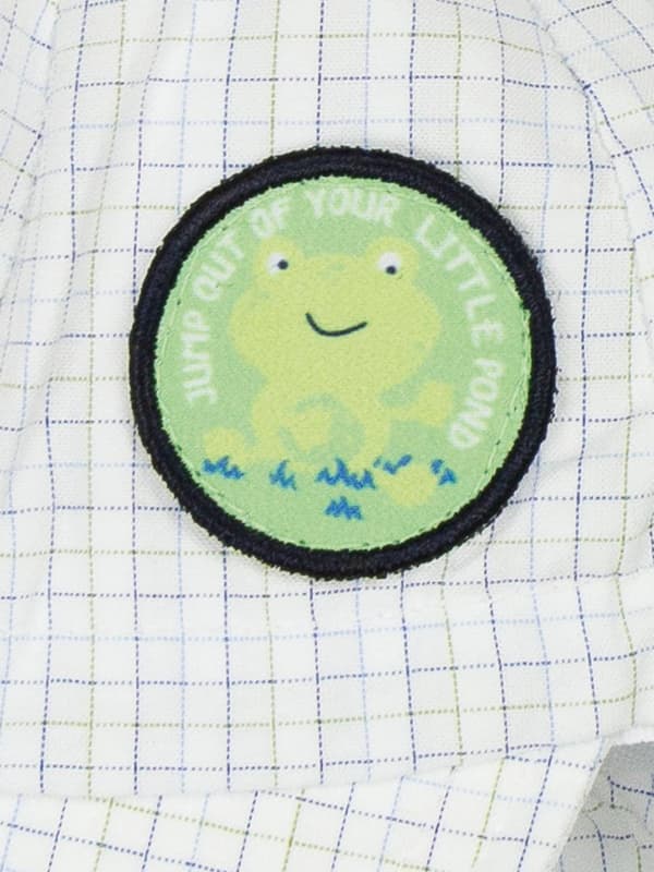 Döll snörkeps med visir och nackskydd