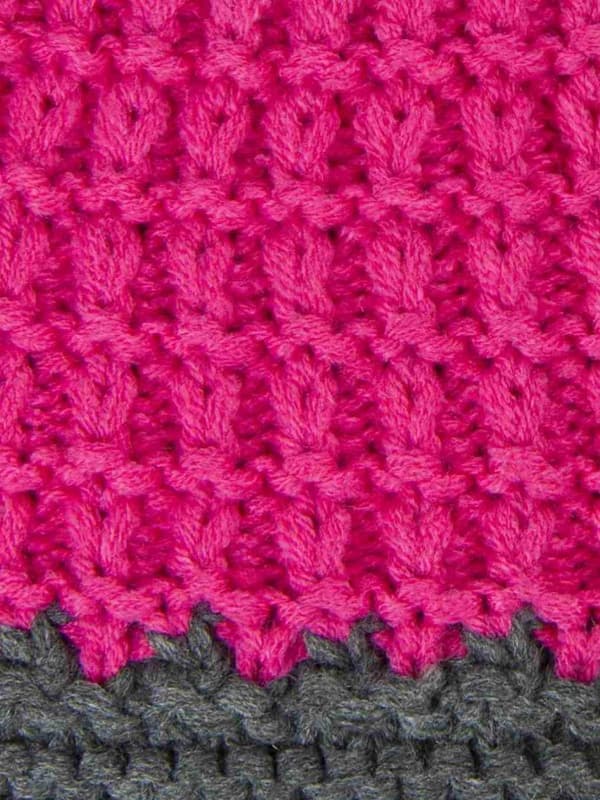 Rosa flickmössa med pompom Döll