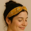 Miniatyrbild 1 av 3: Bandeau Torsadé för Hår Casual i Minimalistisk Blommig Satin Gul
