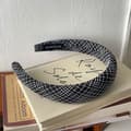 Miniatyrbild 3 av 3: Bred hårband i svart rutigt tweed