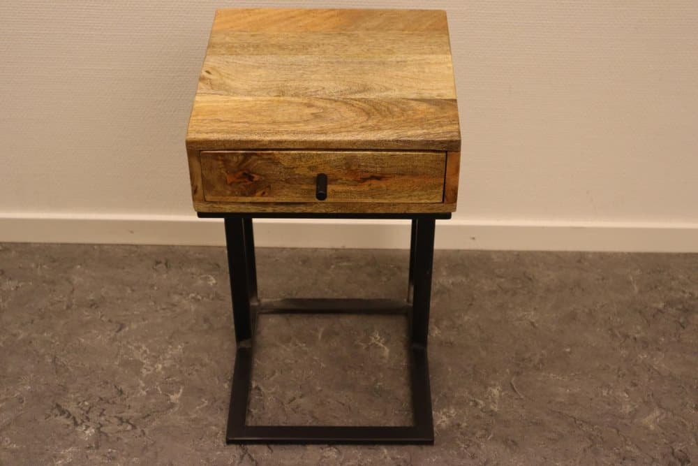 Elegant säng eller sidobord