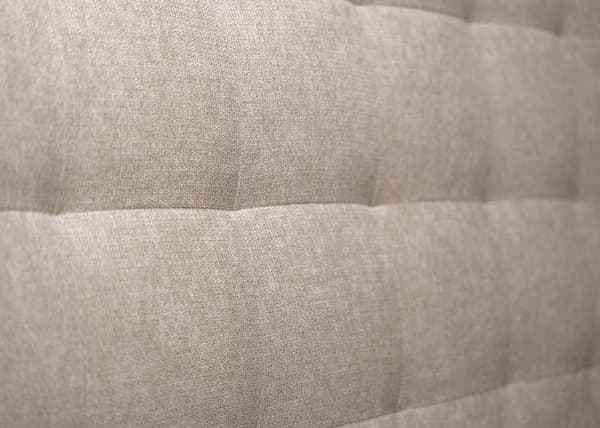 Säng 140x200cm - Massivt trä - Klädd huvudgavel - Modern skandinavisk stil
