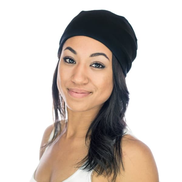 Svart dubbelstickad beanie mössa utan uppvik.