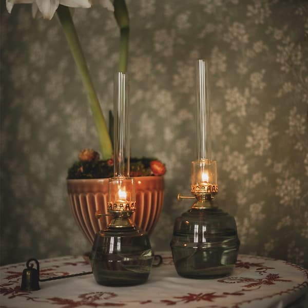 Fotogenlampa / oljelampa Strömshaga Majken, grönt glas, brännare i mässing, Ø120 mm x 350 mm