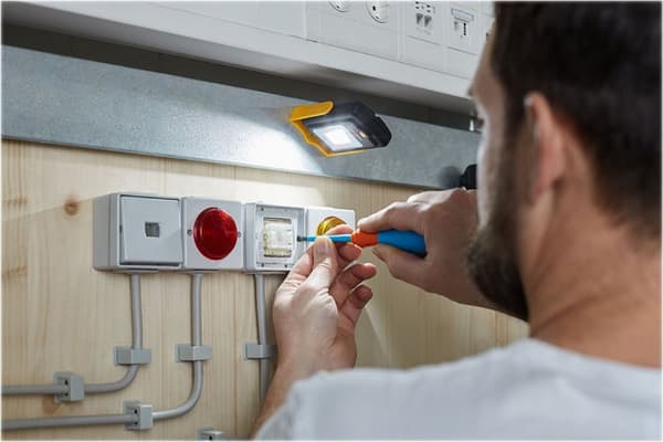 brennenstuhl 4+3 SMD LED-työvalo käytännöllisessä taskumuodossa (360° kääntyvä, taitettava koukku, valon kesto max 24 tuntia)
