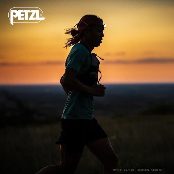 Multistrålepandelampe - PETZL - IKO - 350 lumen - Airfit pandebånd - Genopladeligt batteri inkluderet - Sort og hvid