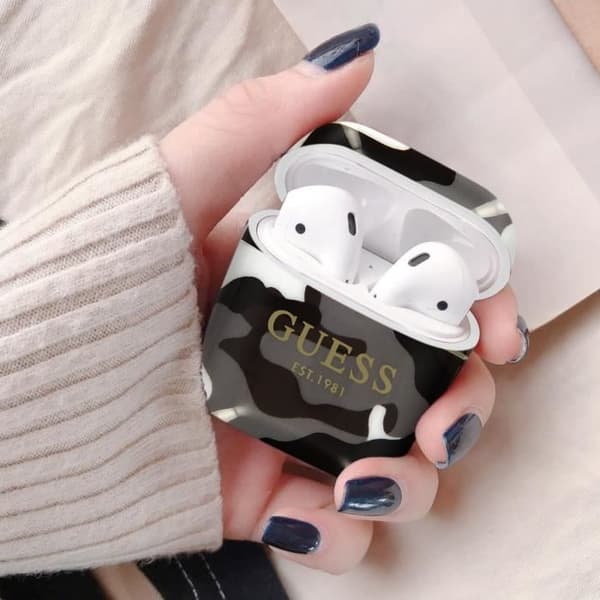 Guess Camouflage Design Halvstyv silikon AirPods-fodral - grå
