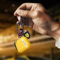 Miniatyrbild 3 av 4: Fodral för AirPods 1 och 2 Stel Ferrari Silikon Gul karbinhake