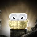 Miniatyrbild 3 av 4: Glittrig skal för AirPods 3 med charm i 4G Triangel Guess guld.