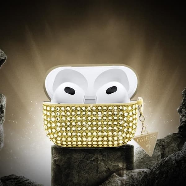 Glittrig skal för AirPods 3 med charm i 4G Triangel Guess guld.