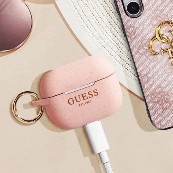 Coque i silikon för AirPods 3 med glittrande yta och karbinhake i rosa från Guess