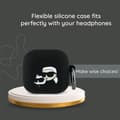 Miniatyrbild 5 av 6: Silicone AirPods 4-fodral av Karl Lagerfeld med 3D-huvud av Karl och Choupette (svart)