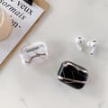 Pikkukuva 3 / 7: Airpods Pro -kuori on ylellistä marmorikuviota