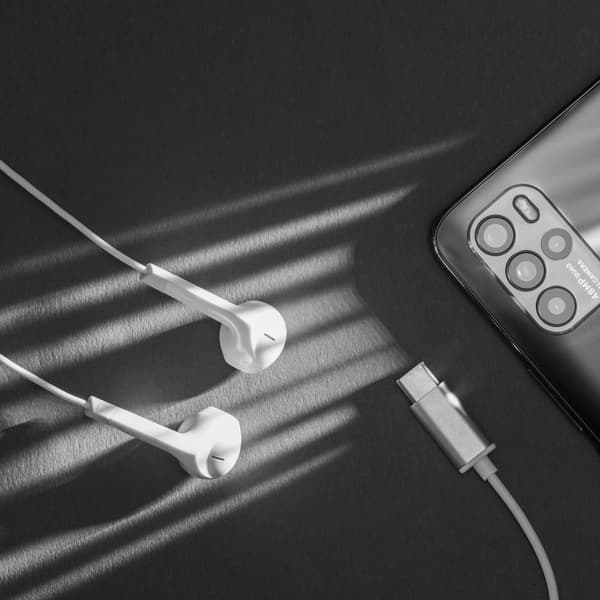 Kruger&Matz C2 in-ear hörlurar med mikrofon för USB-C, vit