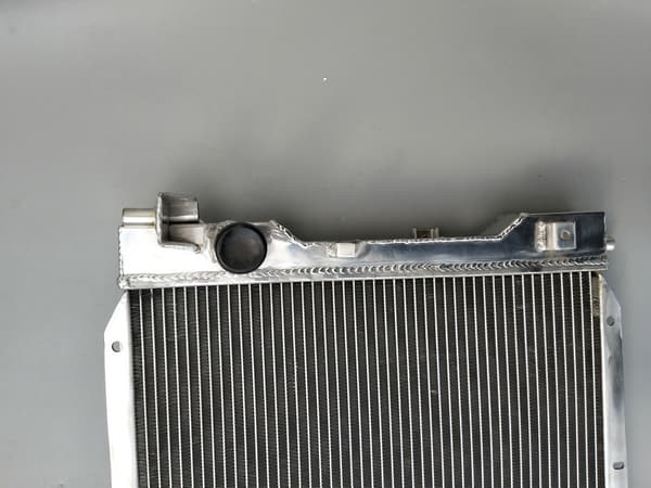 Alumiinijäähdytin ja tuuletin, sopii useisiin Ford- ja Jaguar-malleihin, 2 riviä, tehokas jäähdytysuudistus.