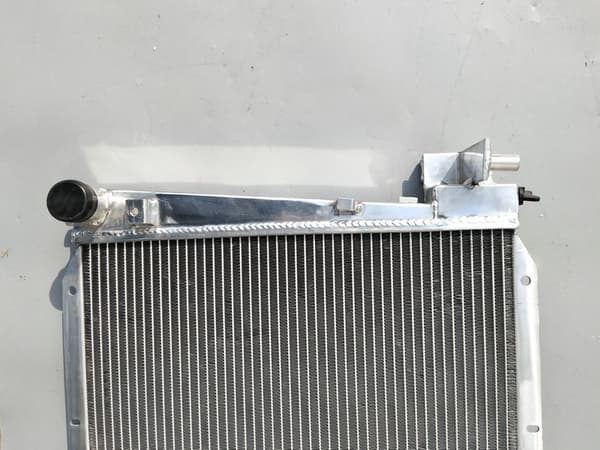 Alumiinijäähdytin ja tuuletin, sopii useisiin Ford- ja Jaguar-malleihin, 2 riviä, tehokas jäähdytysuudistus.