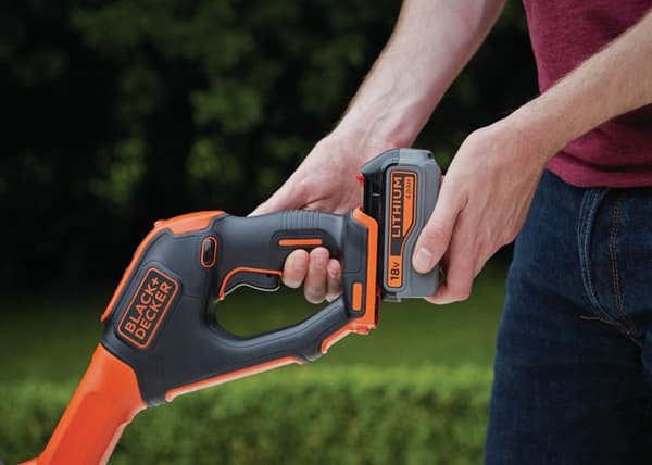 BLACK &amp; DECKER POWERCOMMAND  18V LITHIUM Trådlös 30cm strängtrimmer - 4Ah - 1 batteri - 1 spole 10m 1,6 mm linje - 1 laddare
