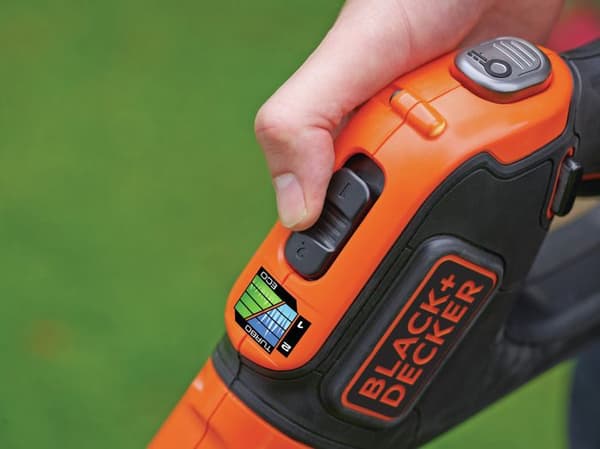 BLACK &amp; DECKER POWERCOMMAND  18V LITHIUM Trådlös 30cm strängtrimmer - 4Ah - 1 batteri - 1 spole 10m 1,6 mm linje - 1 laddare