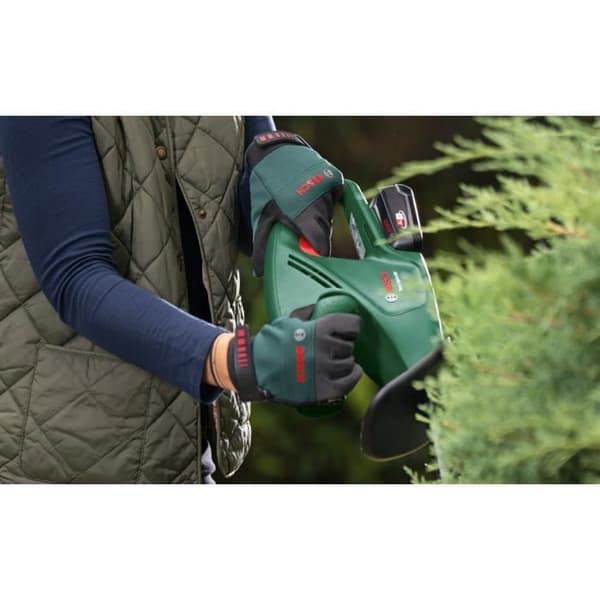 Bosch sladdlös teleskopisk häcksax - UniversalHedgePole 18 (1 batteri 18 V 2,5 Ah, laddare, bladlängd 43 cm)