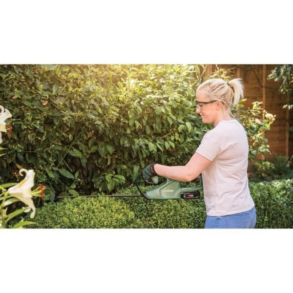 BOSCH sladdlös häcksax - 18V EasyHedgeCut 18-45 Li - Lätt och kompakt verktyg - Lithium-Ion-teknik