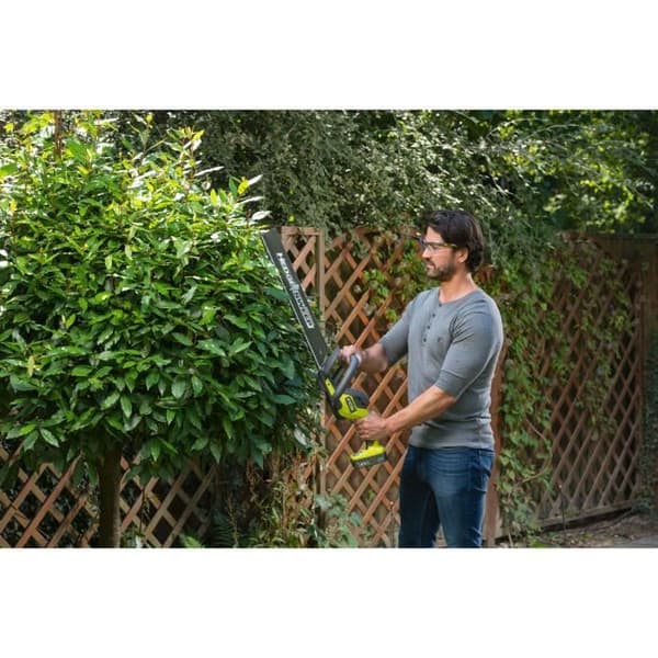 RYOBI - LINEA 18V ONE+ häcksax - in-line design - 50 cm blad - 24 mm avstånd + 2,0 Ah batteri & laddare - RY18HT50A-120