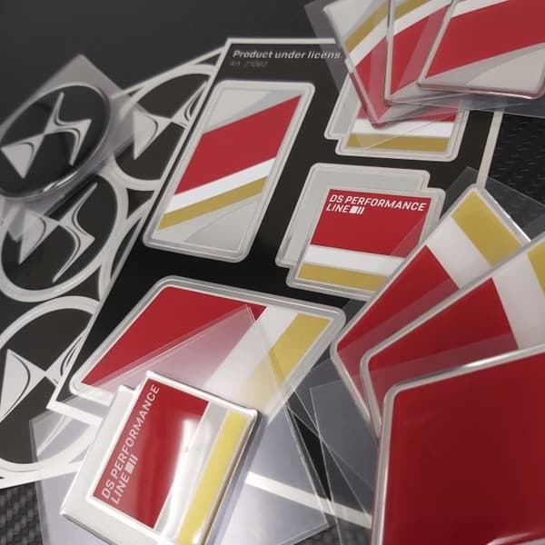 Officiell DS Performance 3D-dekal, 60 x 33 mm