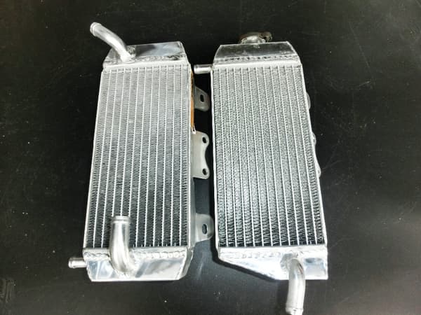 Korkean suorituskyvyn alumiinijäähdytin, täydellinen sopivuus Yamaha YZF450 YZ450F 2006, kevyt, kestävä rakenne