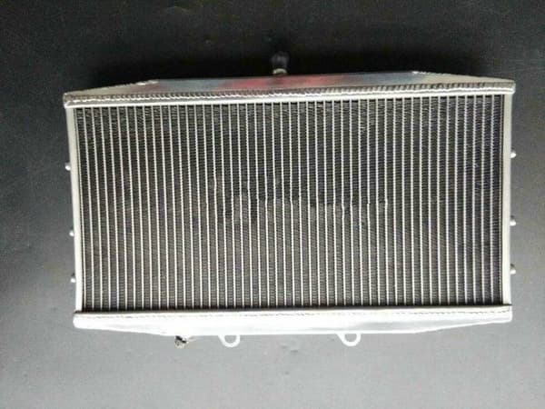 Täydellinen alumiinijäähdytin, suunniteltu Triumph Rocket III:lle, kestävä seosrakenteinen, laatuvarmistettu.