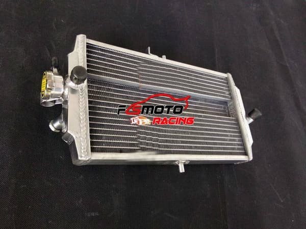 Alumiinijäähdytin Honda RS 125:lle, tarkka istuvuus, kestävä rakenne, korroosionkestävä.