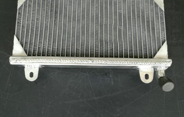 Aluminiumkylare för Suzuki GAMMA RG250, 30% mer kylningseffektivitet, precisions TIG-svetsning, hållbar aluminiumdesign.