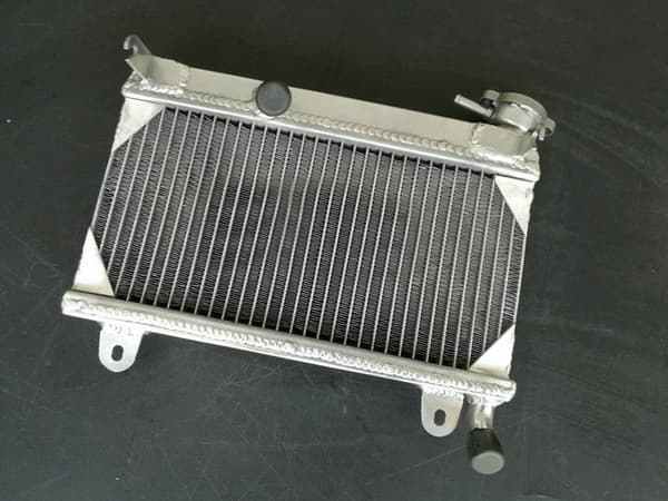 Aluminiumkylare för Suzuki GAMMA RG250, 30% mer kylningseffektivitet, precisions TIG-svetsning, hållbar aluminiumdesign.
