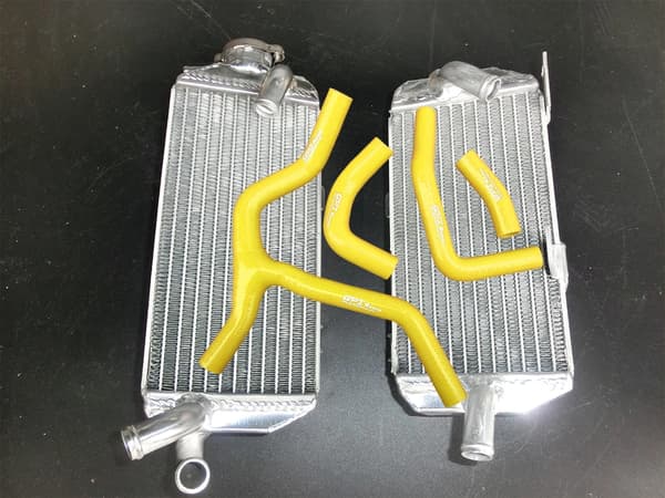 Aluminiumradiator, premium køleydelse, holdbare silikoneslanger,Gul